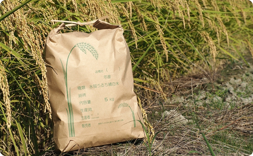 田んぼと米袋